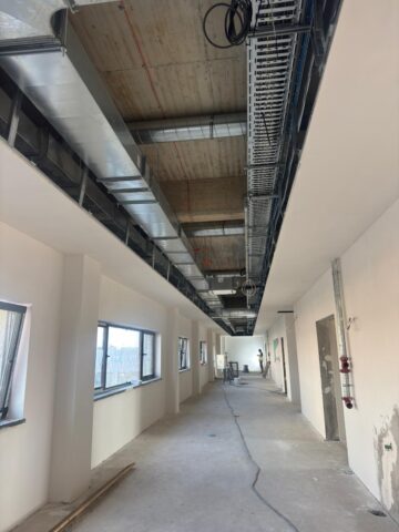 Vremea bună a permis reluarea lucrărilor și la exteriorul clădirilor din campusul studențesc de la Moara