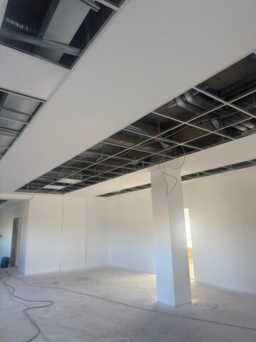 Vremea bună a permis reluarea lucrărilor și la exteriorul clădirilor din campusul studențesc de la Moara