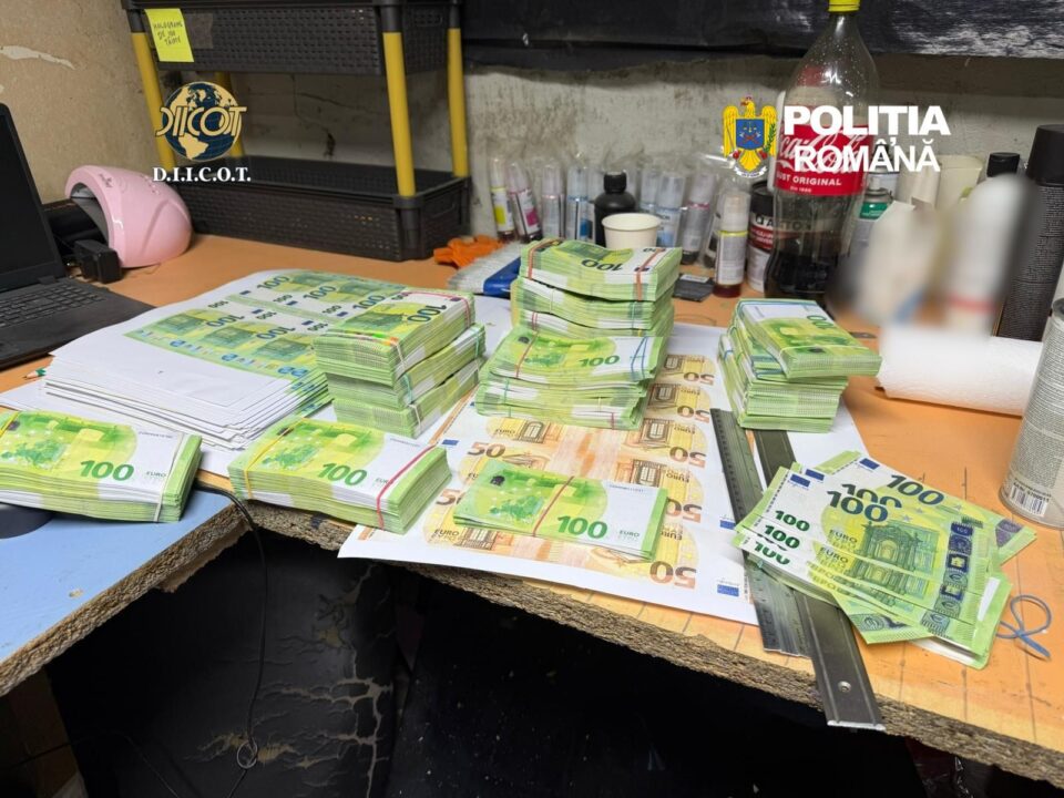 Trei suceveni, arestați în dosarul privind fabrica de făcut euro de la Burla, unde s-ar fi tipărit 2 milioane de euro Trei suceveni, arestați în dosarul privind fabrica de făcut euro de la Burla, unde s-ar fi tipărit 2 milioane de euro