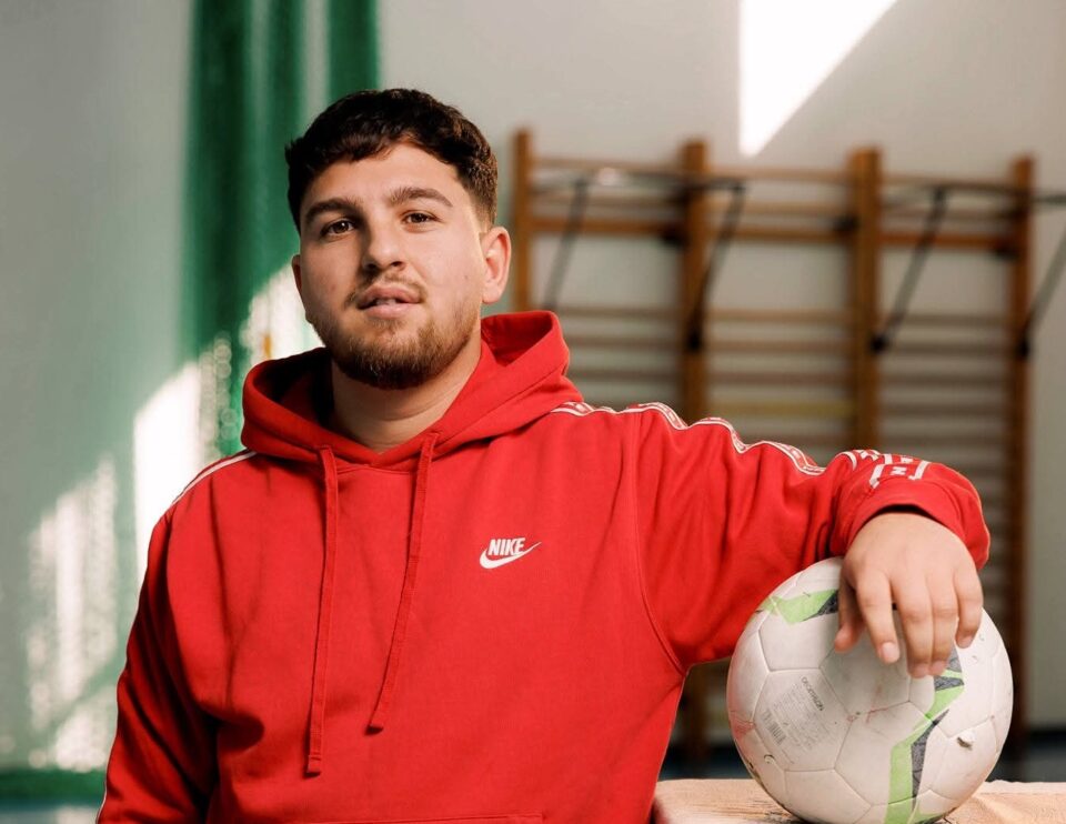 „Rulota satului”: Cum a reușit un student de etnie romă, de la universitatea din Suceava, să creeze locuri de muncă la Drăgoiești