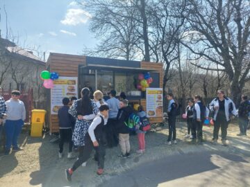 „Rulota satului”: Cum a reușit un student de etnie romă, de la universitatea din Suceava, să creeze locuri de muncă la Drăgoiești