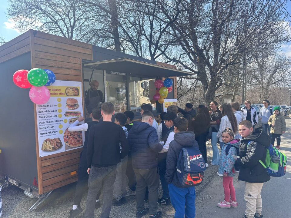 Copiii din Drăgoiești au fost primii clienți ai afacerii lui Ricardo