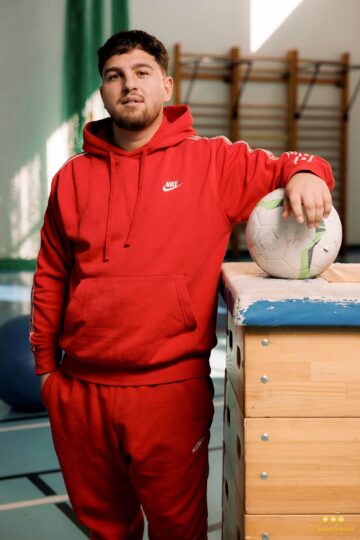 „Rulota satului”: Cum a reușit un student de etnie romă, de la universitatea din Suceava, să creeze locuri de muncă la Drăgoiești