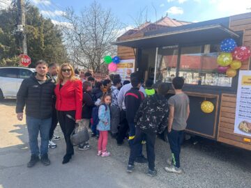 „Rulota satului”: Cum a reușit un student de etnie romă, de la universitatea din Suceava, să creeze locuri de muncă la Drăgoiești