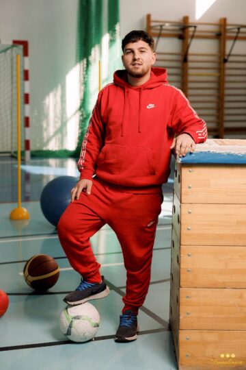 „Rulota satului”: Cum a reușit un student de etnie romă, de la universitatea din Suceava, să creeze locuri de muncă la Drăgoiești