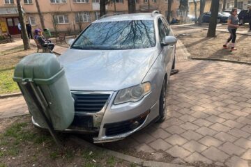 Un inconștient cu permisul suspendat, în arest după ce a fugit de polițiști pe străzile Sucevei și a intrat cu mașina într-un parc Un inconștient cu permisul suspendat, în arest după ce a fugit de polițiști pe străzile Sucevei și a intrat cu mașina într-un parc