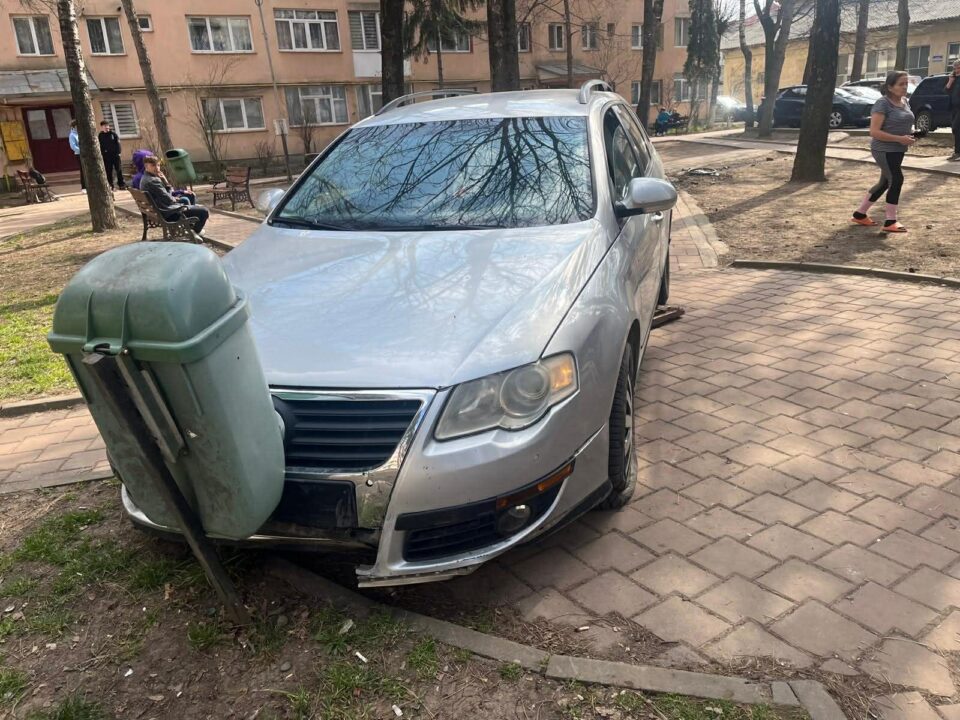 Un inconștient cu permisul suspendat, în arest după ce a fugit de polițiști pe străzile Sucevei și a intrat cu mașina într-un parc Un inconștient cu permisul suspendat, în arest după ce a fugit de polițiști pe străzile Sucevei și a intrat cu mașina într-un parc