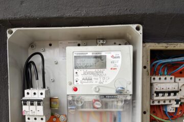 Instalație clandestină pentru furt de energie electrică, descoperită la o pensiune