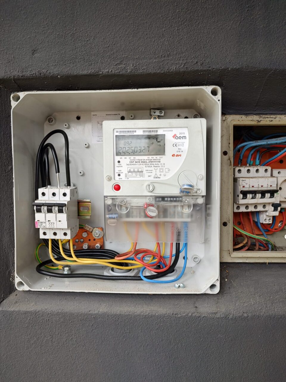 Instalație clandestină pentru furt de energie electrică, descoperită la o pensiune