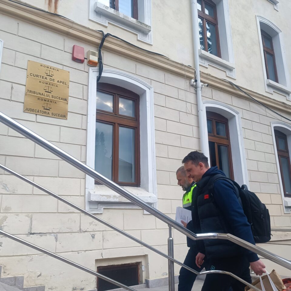 Șoferul care l-a accidentat grav pe locțiitorul comandatului ISU Fălticeni, reținut pentru tentativă de omor, a fost eliberat de un judecător joi după-amiază