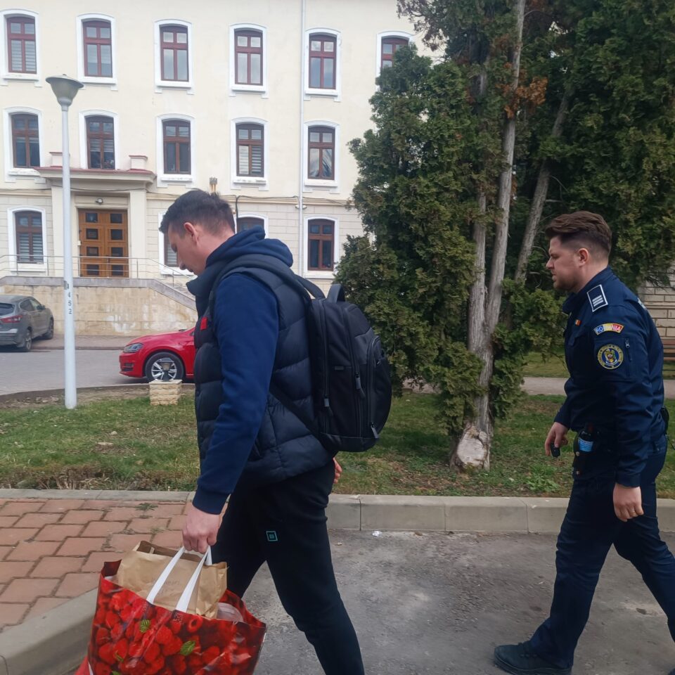 Șoferul care l-a accidentat grav pe locțiitorul comandatului ISU Fălticeni, reținut pentru tentativă de omor, a fost eliberat de un judecător joi după-amiază
