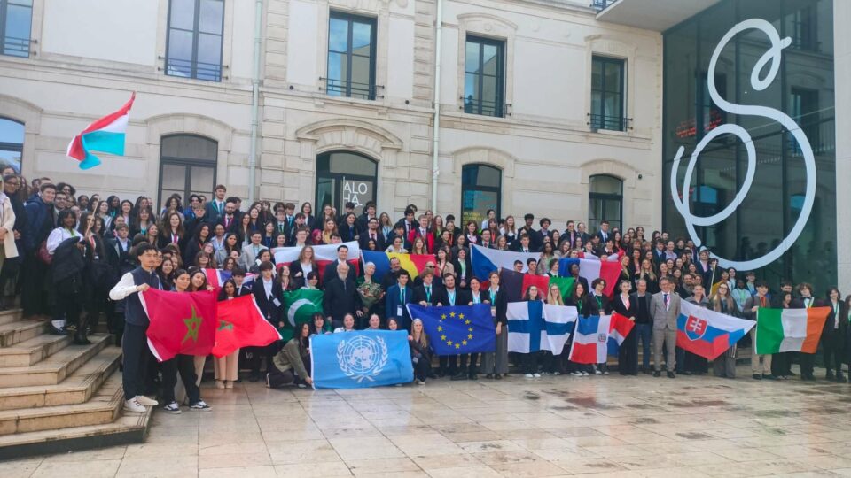 Șase elevi din cadrul Alianţei Franceze din Suceava participă la un concurs de dezbateri în Franța