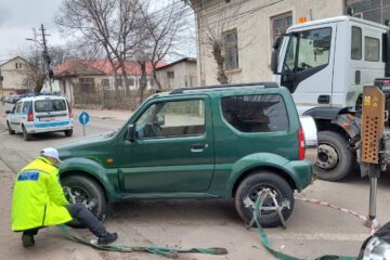 În Suceava, mașinile „uitate” pe străzile pe care se fac marcaje sunt ridicate de Poliția Locală