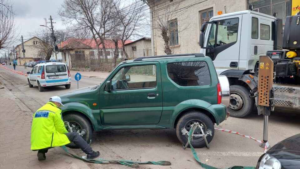 În Suceava, mașinile „uitate” pe străzile pe care se fac marcaje sunt ridicate de Poliția Locală În Suceava, mașinile „uitate” pe străzile pe care se fac marcaje sunt ridicate de Poliția Locală