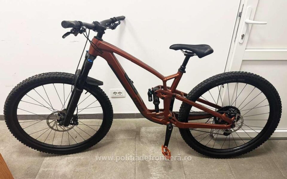 Bicicletă în valoare de 3.000 de euro, care figura ca furată din Germania, găsită într-un microbuz Bicicletă în valoare de 3.000 de euro, care figura ca furată din Germania, găsită într-un microbuz