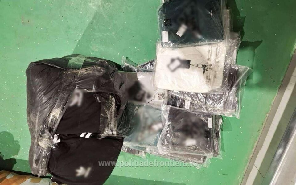 Parfumuri și obiecte de îmbrăcăminte de firmă, posibil contrafăcute, găsite în bagajele unui bărbat din Azerbaidjan