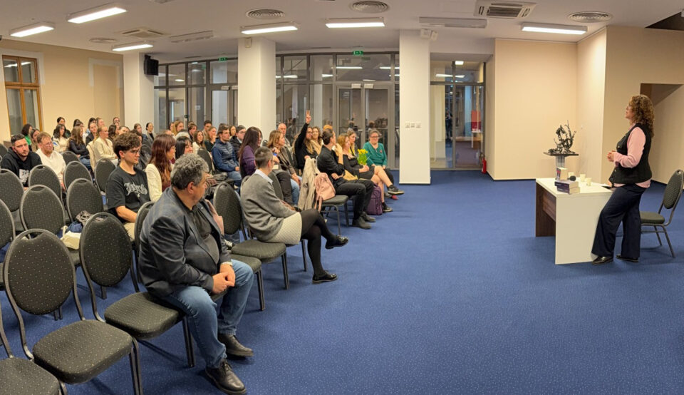 Audiență numeroasă la lansarea cărții semnate de Natalia Onofrei