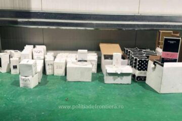 Parfumuri și obiecte de îmbrăcăminte de firmă, posibil contrafăcute, găsite în bagajele unui bărbat din Azerbaidjan Parfumuri și obiecte de îmbrăcăminte de firmă, posibil contrafăcute, găsite în bagajele unui bărbat din Azerbaidjan
