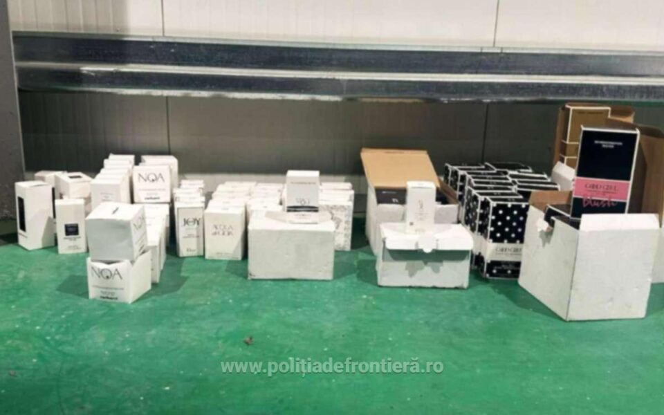 Parfumuri și obiecte de îmbrăcăminte de firmă, posibil contrafăcute, găsite în bagajele unui bărbat din Azerbaidjan