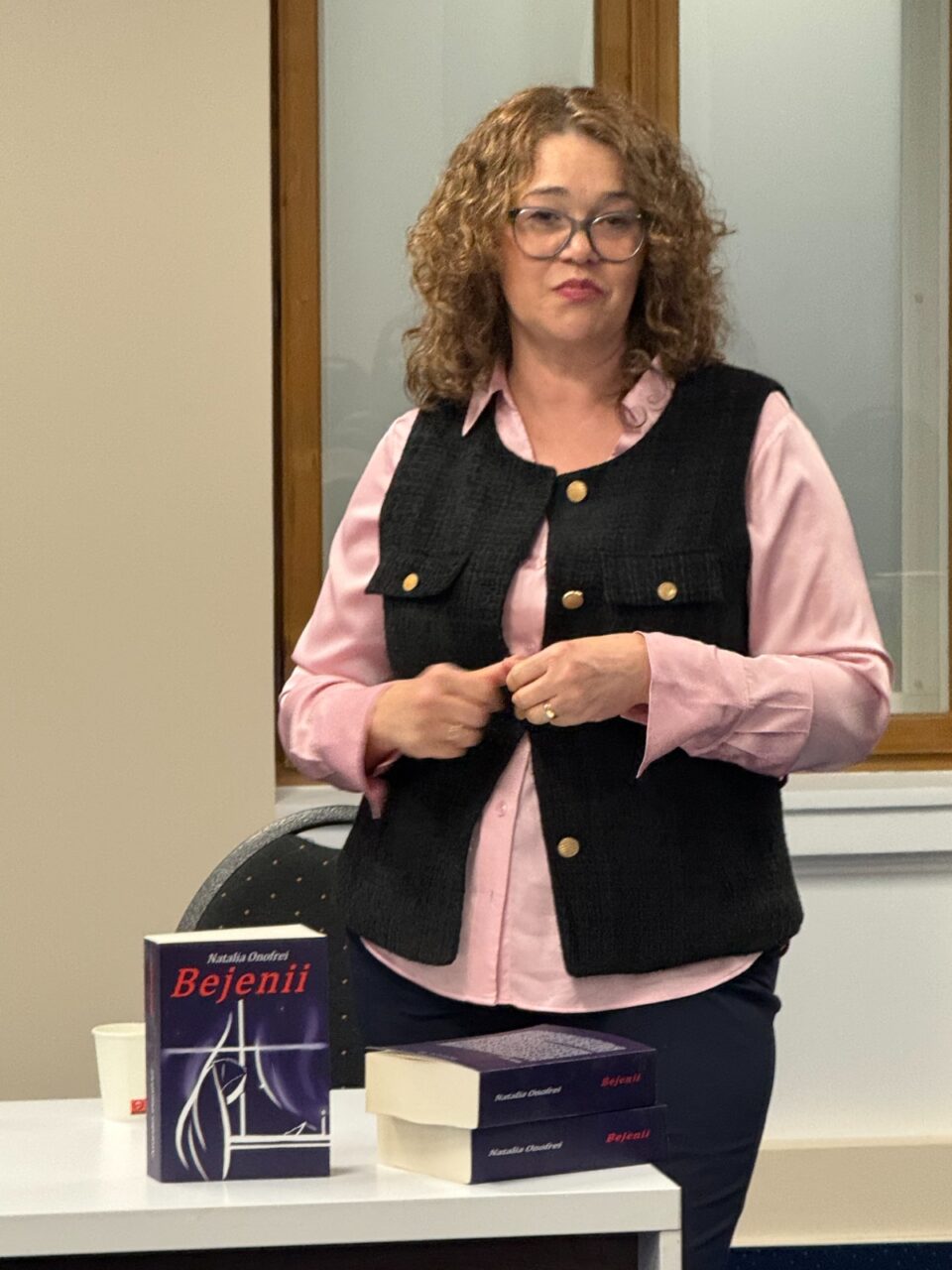 Natalia Onofrei si volumul lansat la Muzeul de Istorie