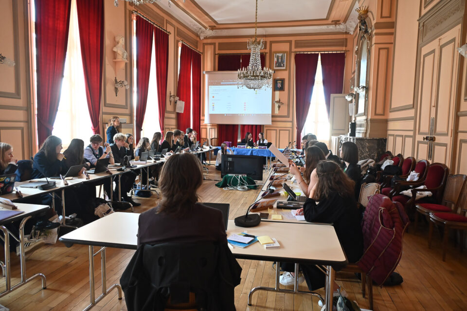 Șase elevi din cadrul Alianţei Franceze din Suceava participă la un concurs de dezbateri în Franța