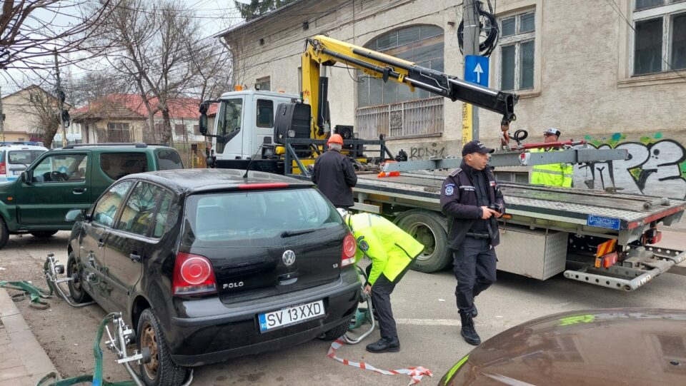 În Suceava, mașinile „uitate” pe străzile pe care se fac marcaje sunt ridicate de Poliția Locală