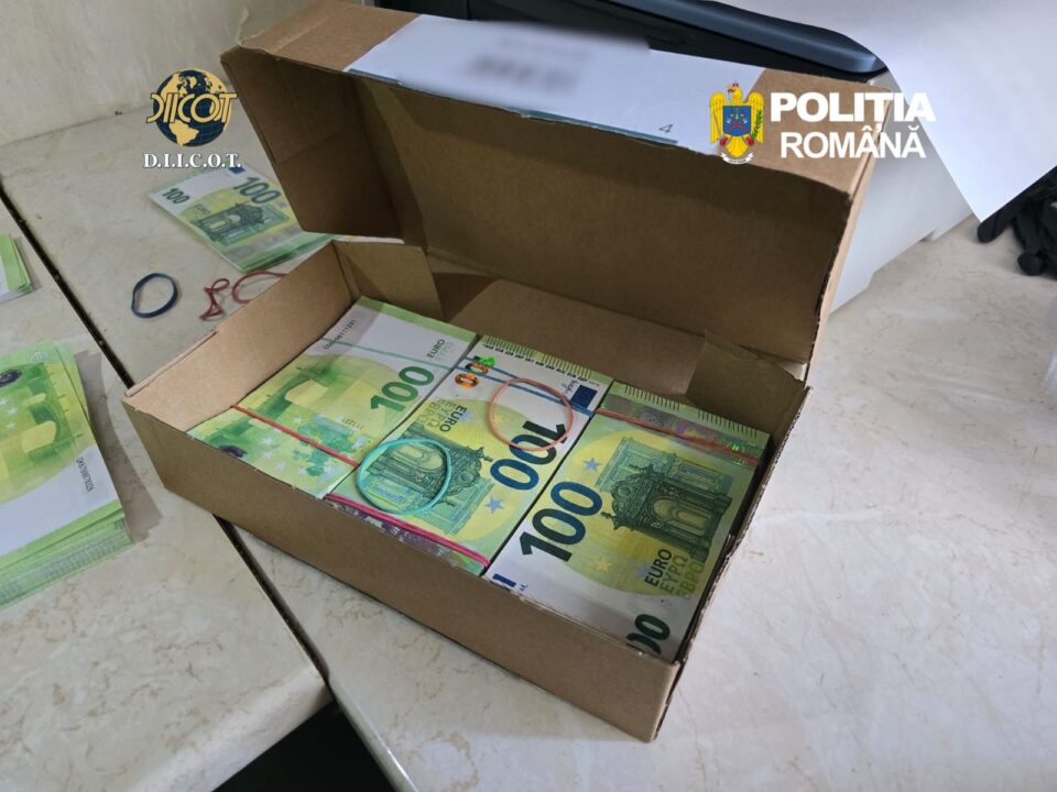 Euro falsificați la ”fabrica” din Burla, folosiți în Capitală, pentru cumpărarea de telefoane scumpe