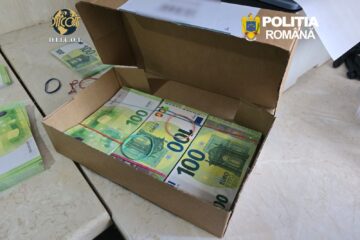 Euro falsificați la ”fabrica” din Burla, folosiți în Capitală, pentru cumpărarea de telefoane scumpe
