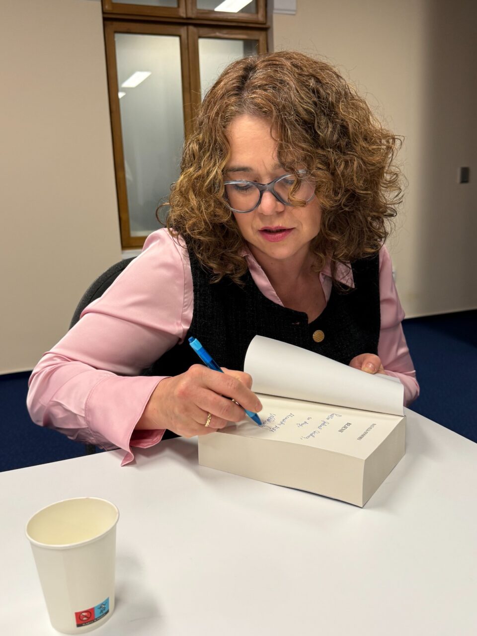 Sesiune de autografe ale autoarei romanului Bejenii