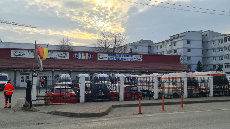 Moarte suspectă a unui copil de 12 ani, găsit atârnat de ușa unui dulap