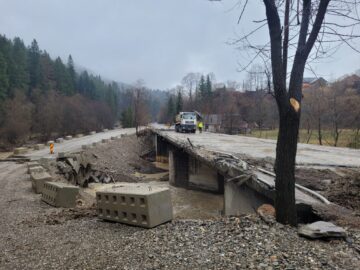 Avarie la un pod provizoriu, la intrarea în Ostra dinspre Stulpicani