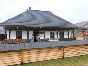 Ciocănești: Tradiția ouălor încondeiate, completată de inaugurarea a opt case restaurate, vechi de peste un secol