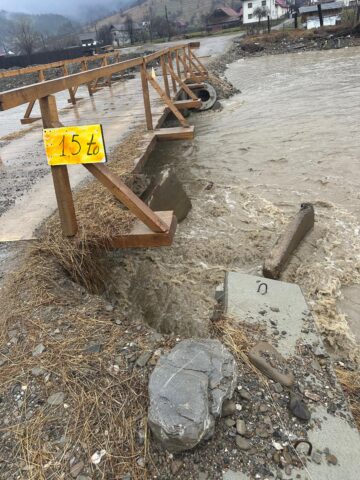 Podul din lemn de la Doroteia, avariat de ploi, la opt luni după ce viitura a măturat podul din beton