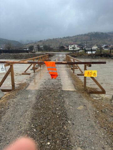 Podul din lemn de la Doroteia, avariat de ploi, la opt luni după ce viitura a măturat podul din beton