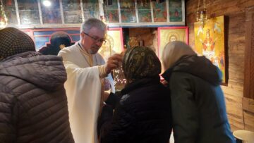 Preotul Pascal binecuvantează enoriașii la finalul slujbei