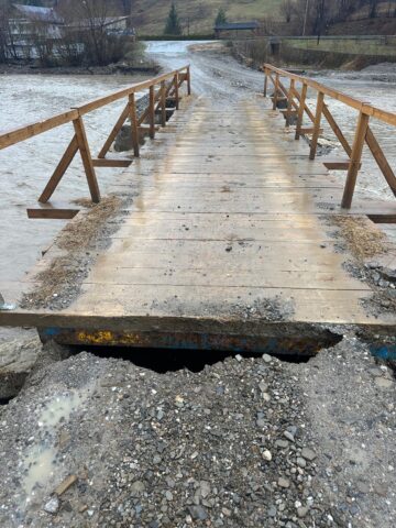Podul din lemn de la Doroteia, avariat de ploi, la opt luni după ce viitura a măturat podul din beton
