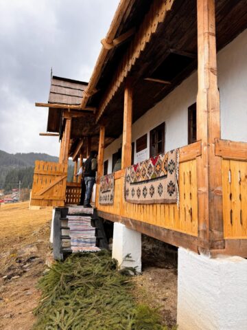 Ciocănești: Tradiția ouălor încondeiate, completată de inaugurarea a opt case restaurate, vechi de peste un secol