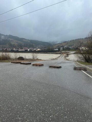Podul din lemn de la Doroteia, avariat de ploi, la opt luni după ce viitura a măturat podul din beton