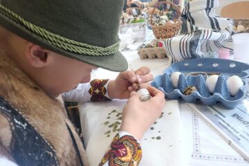 Ciocănești: Tradiția ouălor încondeiate, completată de inaugurarea a opt case restaurate, vechi de peste un secol