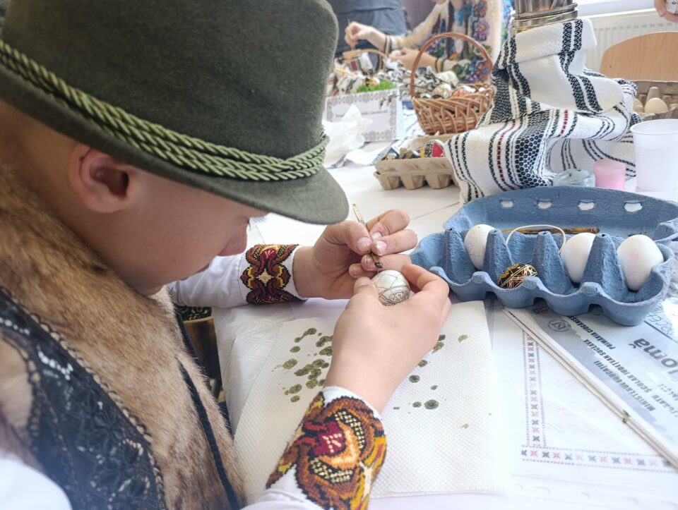 Ciocănești: Tradiția ouălor încondeiate, completată de inaugurarea a opt case restaurate, vechi de peste un secol Ciocănești: Tradiția ouălor încondeiate, completată de inaugurarea a opt case restaurate, vechi de peste un secol