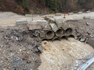 Avarie la un pod provizoriu, la intrarea în Ostra dinspre Stulpicani