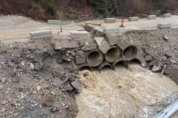 Avarie la un pod provizoriu, la intrarea în Ostra dinspre Stulpicani Avarie la un pod provizoriu, la intrarea în Ostra dinspre Stulpicani
