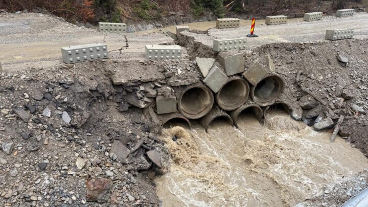 Avarie la un pod provizoriu, la intrarea în Ostra dinspre Stulpicani