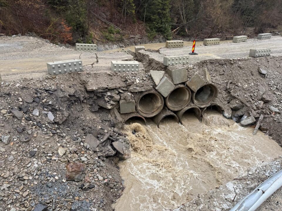 Avarie la un pod provizoriu, la intrarea în Ostra dinspre Stulpicani