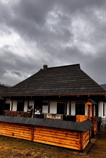 Ciocănești: Tradiția ouălor încondeiate, completată de inaugurarea a opt case restaurate, vechi de peste un secol