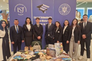 Specializări cerute pe piața muncii, la Liceul „Ion Nistor” Vicovu de Sus. Coafor stilist și comerț, printre noutăți Specializări cerute pe piața muncii, la Liceul „Ion Nistor” Vicovu de Sus. Coafor stilist și comerț, printre noutăți