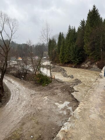 Avarie la un pod provizoriu, la intrarea în Ostra dinspre Stulpicani