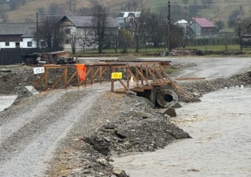 Podul din lemn de la Doroteia, avariat de ploi, la opt luni după ce viitura a măturat podul din beton