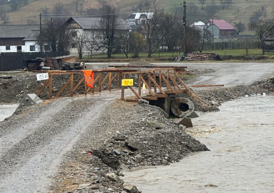 Podul din lemn de la Doroteia, avariat de ploi, la opt luni după ce viitura a măturat podul din beton Podul din lemn de la Doroteia, avariat de ploi, la opt luni după ce viitura a măturat podul din beton