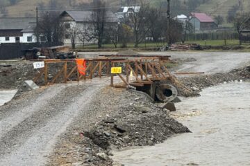 Podul din lemn de la Doroteia, avariat de ploi, la opt luni după ce viitura a măturat podul din beton